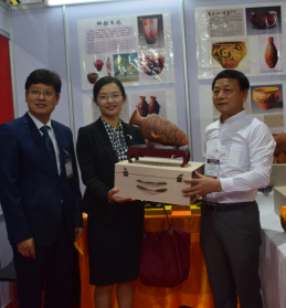 中國駐泰國大使館參贊煅煉女士親臨展會(huì )現場(chǎng)，并收藏了劉新安制作的彩陶代表作《小口尖底瓶》